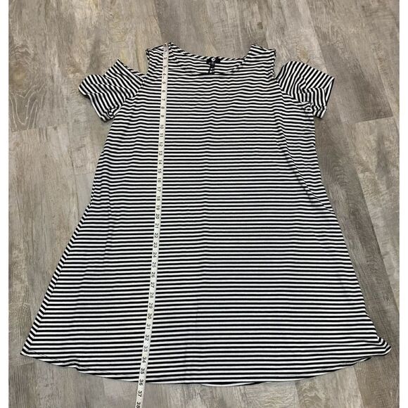 A&I Black white striped cold shoulder shift dress - Picture 9 of 12
